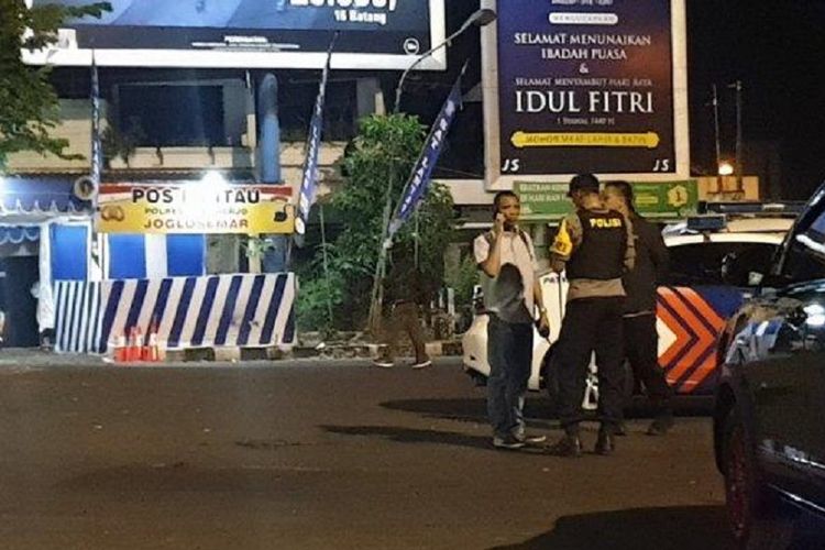 petugas-bersiaga-di-sekitar-lokasi-dugaan-bom-bunuh-diri-di-pos-polisi-kartasura-polres-sukoharjo.jpg