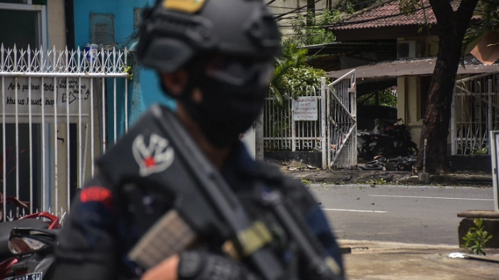 petugas-kepolisian-berjaga-di-depan-tkp-bom-bunuh-diri.jpg