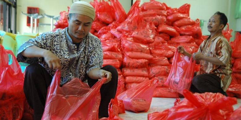 petugas-mengemas-zakat.jpg