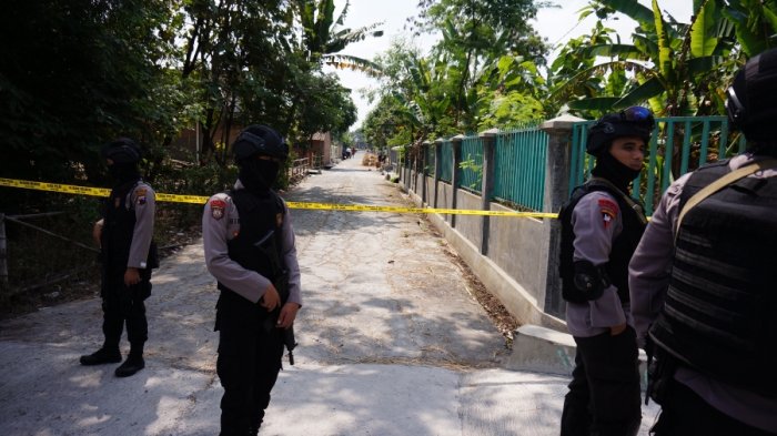 petugas-polisi-berjaga-di-kediaman-terduga-teroris-di-karanganyar-senin-462018_20180604_171641.jpg