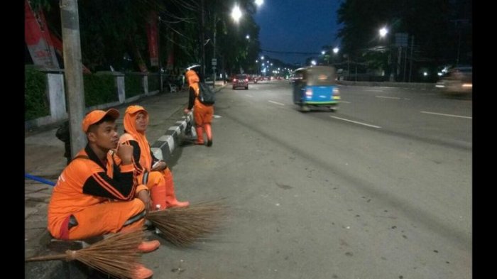 petugas-ppsu-istirahat-sejenak-di-pinggir-jalan-ridwan-rais-jakarta-pusat_20180101_150354.jpg