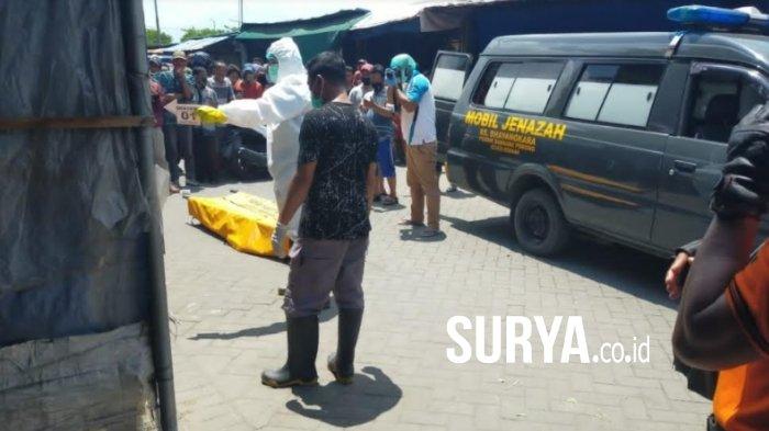 petugas-saat-mengevakuasi-jenazah-pria-yang-bunuh-diri-di-pasar-porong-sidoarjo.jpg