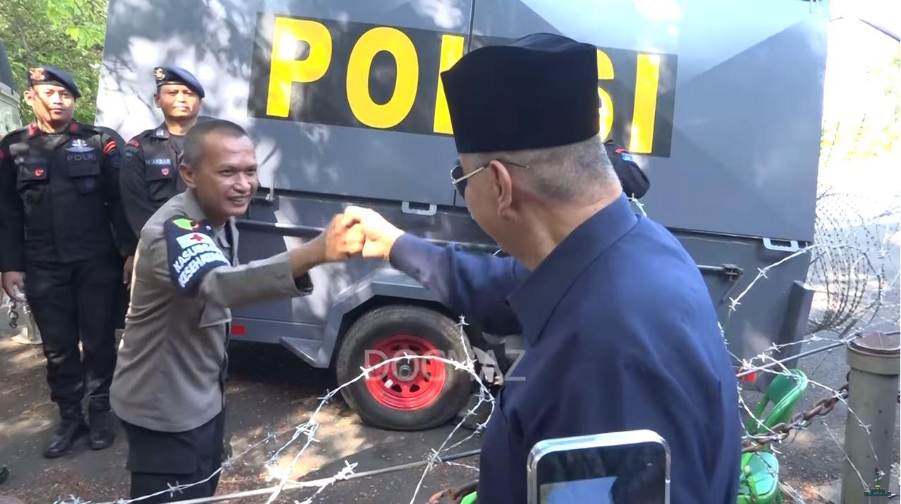 Panji Gumilang Kepergok Beri Instruksi Polisi saat Demo di Ponpes Al Zaytun: Laksanakan dengan Baik