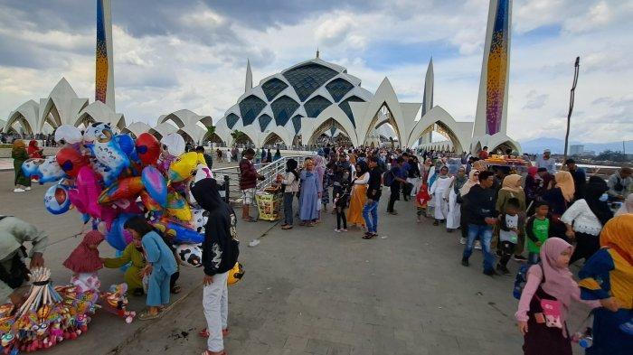 pkl-berjualan-di-halaman-masjid-raya-al-jabbar-kota-bandung.jpg