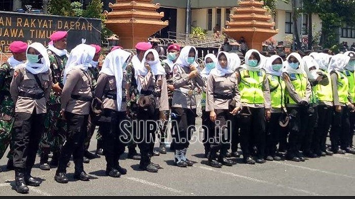 polda-jawa-timur-menerjunkan-pasukan-asmaul-husna-untuk-mengamankan-aksi-massa.jpg