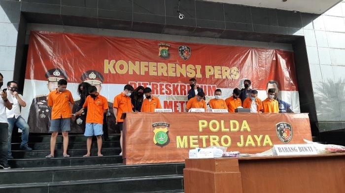 polisi-baru-saja-menggerebek-praktik-pesta-pasangan-penyuka-sesama-laki-laki.jpg