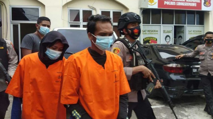 polisi-menggiring-pasangan-kasus-pencurian-di-mapolres-lhokseumawe-senin-1112021.jpg