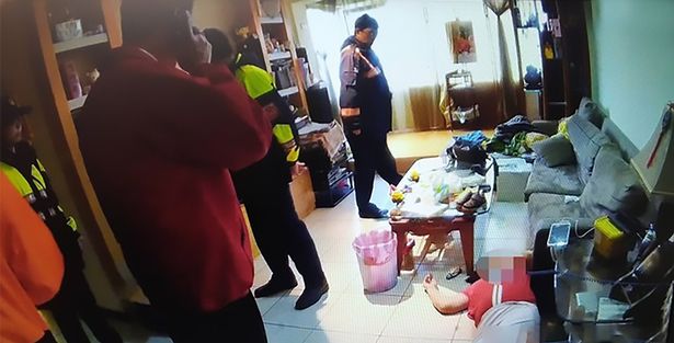 polisi-tiba-di-rumah-tersebut-setelah-nenek-dan-kakeknya-tidak-terlihat-selama-beberapa-hari_20180112_181757.jpg
