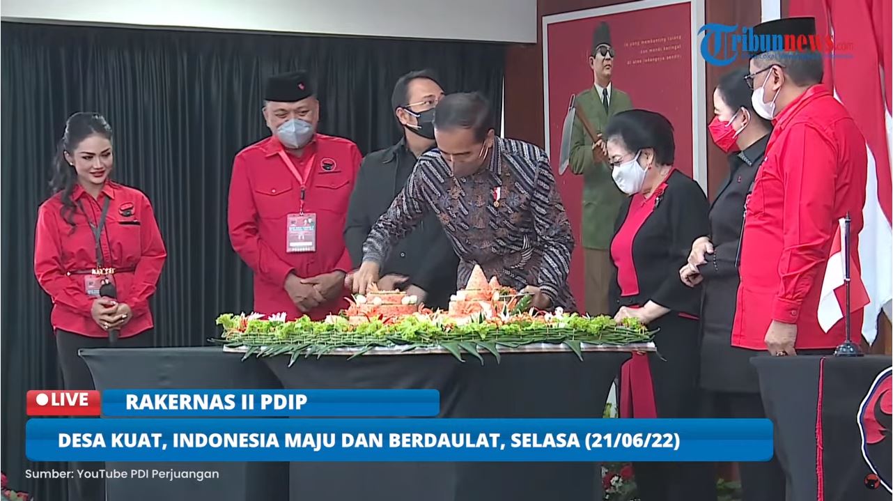 Momen Kejutan Ultah Jokowi saat Rakernas II PDIP, Beri Tumpeng ke Megawati dan Diiringi Nyanyian KD