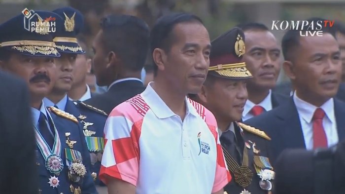 Jokowi dan Menpora Sambut Obor Asian Games Sambil Berlari