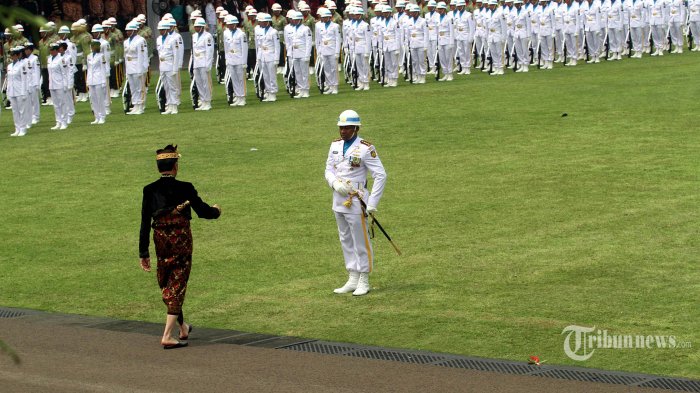 presiden-joko-widodo-menghampiri-dan-menyalami-komandan-upacara.jpg