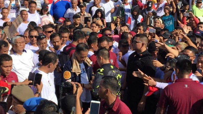 presiden-jokowi-dibantu-paspampres-memasang-handplas-di-tangannya-karena-terluka.jpg
