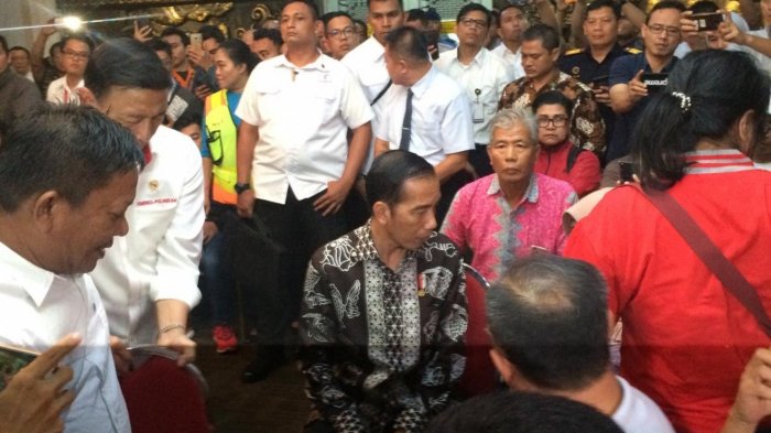 presiden-jokowi-kunjungi-keluarga-korban-lion-air-jt-610_20181030_073232.jpg