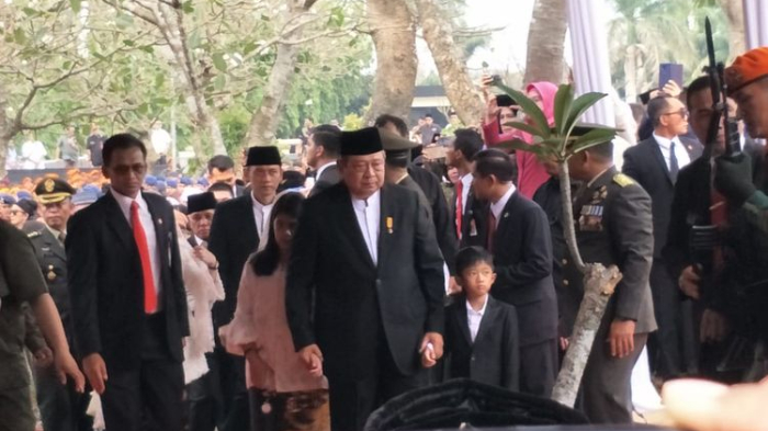 presiden-keenam-susilo-bambang-yudhoyono-didampingi-dua-cucunya.jpg