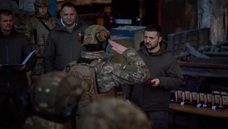 presiden-ukraina-volodymyr-zelensky-di-medan-perang-bakhmut-ukraina.jpg