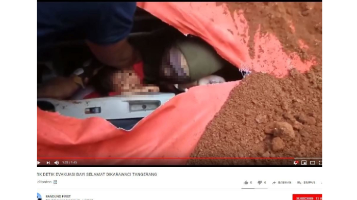 Didekap Ibunya yang Tewas, Balita yang Selamat dari Kecelakaan Truk Ikut ke Makam, Terlihat Bingung