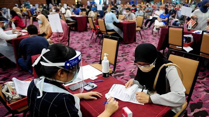 pusat-vaksinasi-covid-19-di-ideal-convention-center-di-shah-alam-selangor-malaysia.jpg