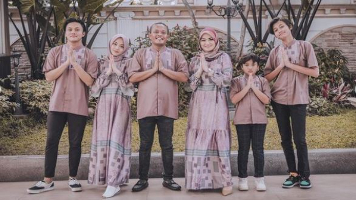 putri-delina-mengunggah-foto-keluarga-saat-lebaran-bersama-sule-dan-nathalie-holscher.jpg
