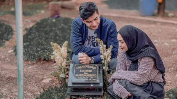 ria-ricis-bersama-teuku-ryan-saat-menyambangi-makam-mendiang-ayahnya-sulyanto.jpg