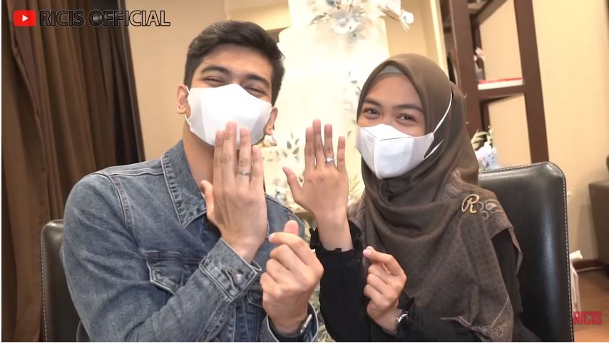 ria-ricis-dan-teuku-ryan-memamerkan-cincin-saat-gladi-resik-sebelum-acara-pernikahan.jpg