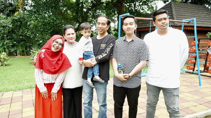 ria-ricis-iriana-jokowi-jokowi-jan-ethes-gibran-bobby.jpg