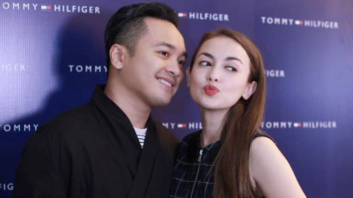 Hampir Sewindu Menikah, Begini 7 Potret Kemesraan Rianti Cartwright & Suami