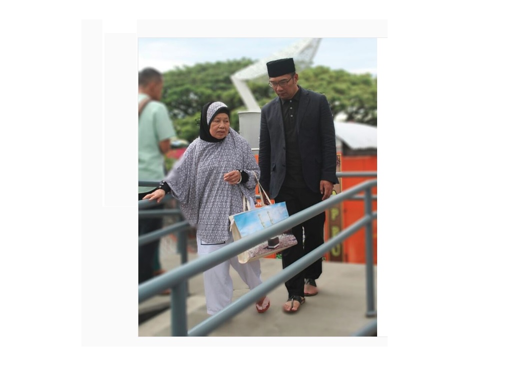 Istri Ridwan Kamil Unggah Foto Manis, Netter Salah Fokus ke Sandal Ridwan Kamil