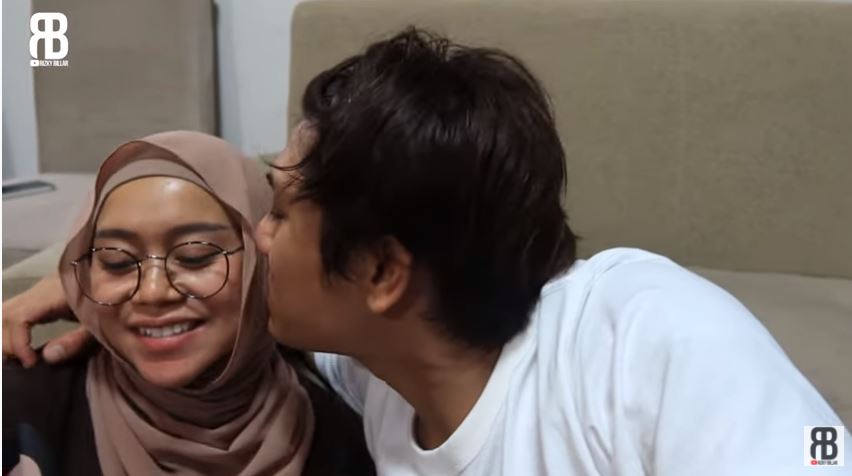 rizky-billar-mencium-pipi-lesti-kejora-saat-bercengkrama-di-ruang-keluarga-rumahnya.jpg