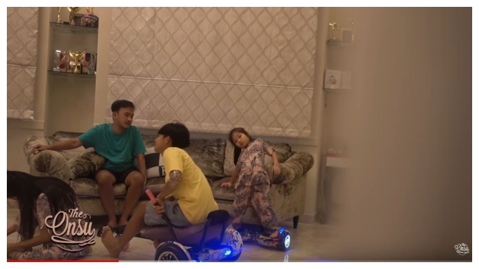 ruben-onsu-emosi-melihat-tato-baru-di-lengan-betrand-peto.jpg