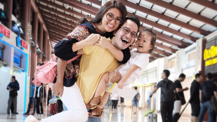 Liburan ke Luar Negeri, Sarwendah Tampil Sederhana saat Gendong Anak