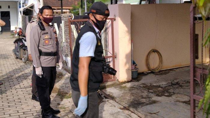 rumah-pegawai-pengadilan-tinggi-tanjungkarang-bandar-lampung-yang-dilempar-bom-molotov.jpg