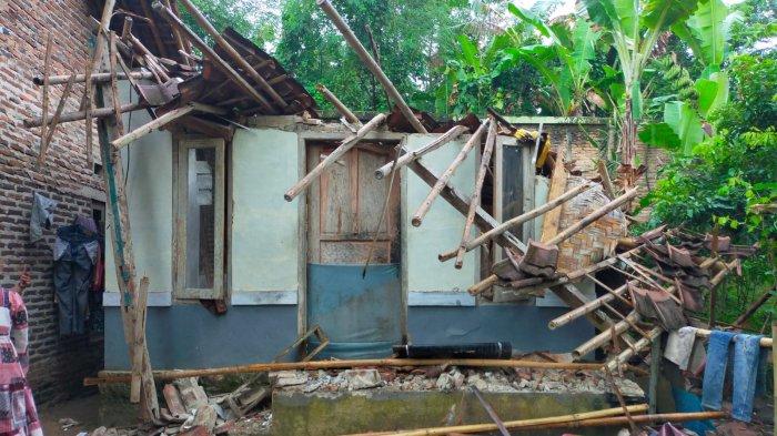 rumah-yang-rusak-berat-akibat-gempa-di-lebak-banten.jpg