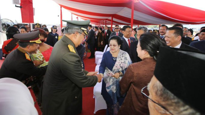 sby-salaman-dengan-megawati-di-hut-ke-74-tni.jpg