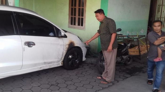 sebuah-mobil-mpv-honda-mobilio-nyaris-terbakar-akibat-dilempar-bom-molotov-oleh.jpg