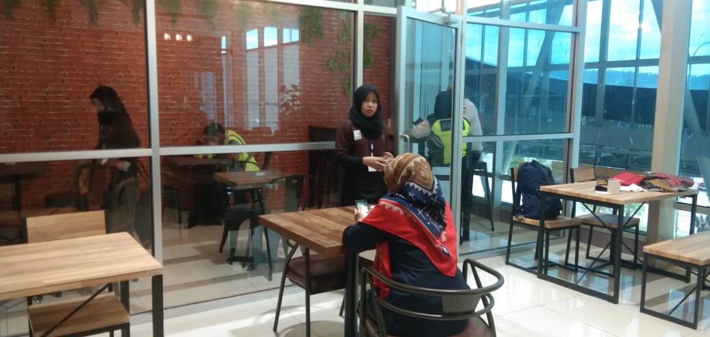 sejumlah-pengunjung-bandara-deo-sorong-papua-barat-2.jpg