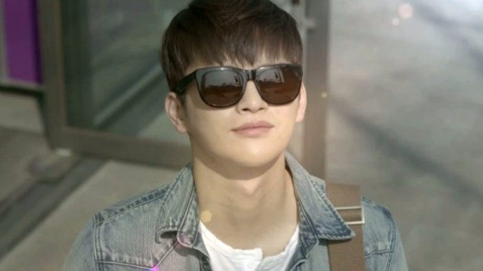 Dulu Hidup Susah dan Ibunya yang Jadi Pemungut Sampah, Kini Pria Ini Berubah Jadi Artis Terkenal