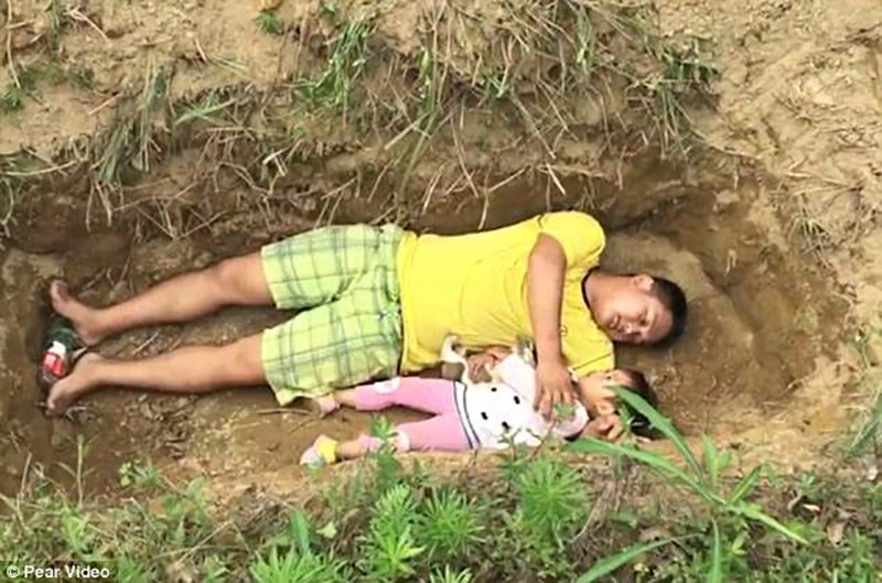 Menyerah Lihat Penderitaan Anak, Seorang Ayah Ajak Putrinya Tidur di Dalam Kuburan