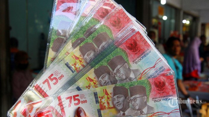 seorang-penjual-jasa-penukaran-uang-pecahanan-rp-75000-rupiah.jpg