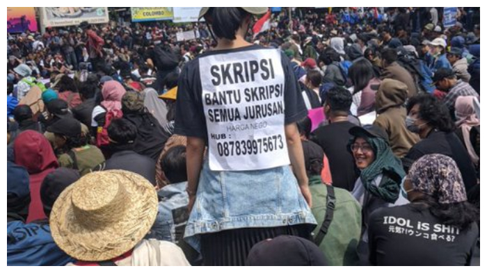 seorang-peserta-demo-memasang-iklan-dipunggungnya.jpg