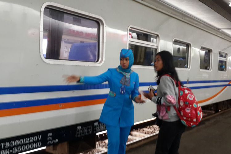 seorang-pramugari-kereta-api-ka-di-stasiun-kota-malang_20171214_212717.jpg