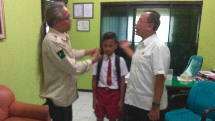 Sudah Diterima di SMP Negeri, Anak Tukang Parkir Terancam Kehilangan Bangku Karena Alasan Ini!