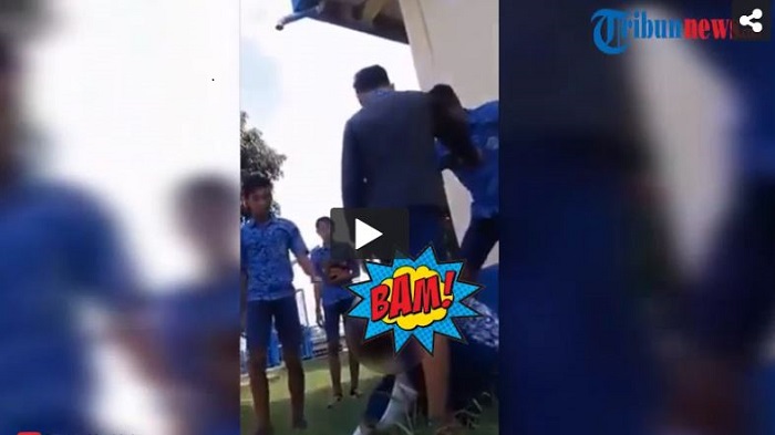 Bikin Ngelus Dada! Siswa SMP Ini Dipukul dan Ditendangi Siswa SMP Lain, Lihat Aksi Brutalnya!