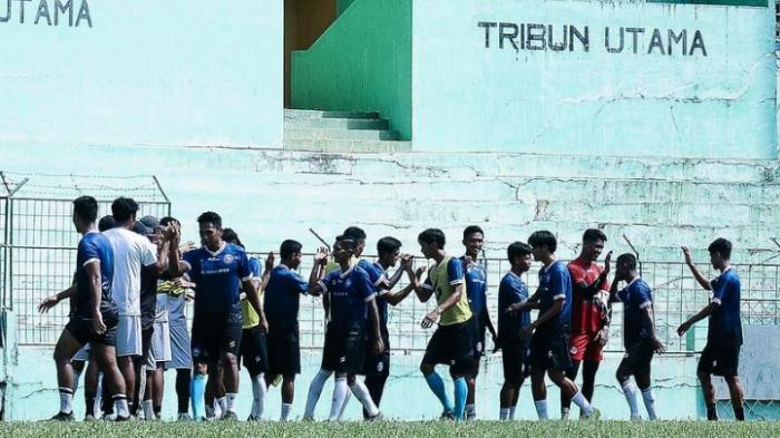 skuad-arema-fc-menjalani-sesi-latihan-sebagai-persiapan-menatap-musim-liga-1-2023.jpg