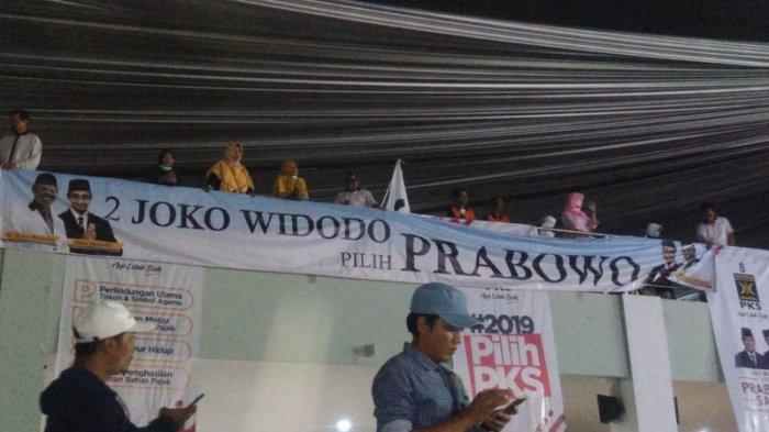 spanduk-yang-bertuliskan-joko-widodo-pilih-prabowo.jpg
