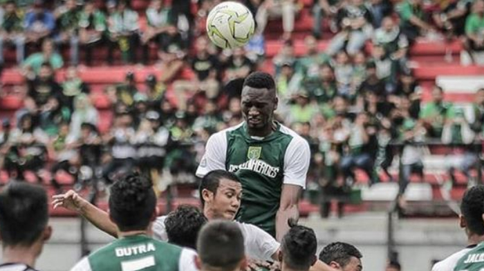 striker-andalan-persebaya-surabaya-amido-balde-saat-melakukan-sundulan.jpg