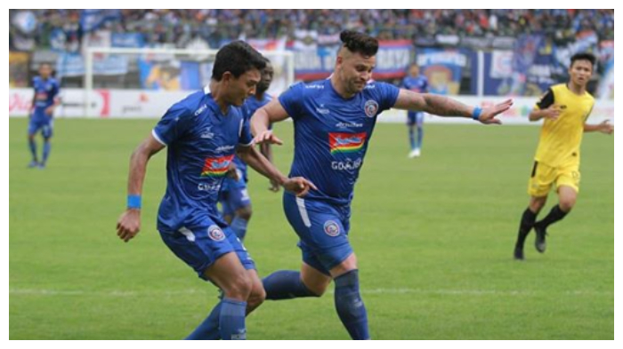 striker-arema-fc-robert-gladiator-bersama-dedik-setiawan.jpg