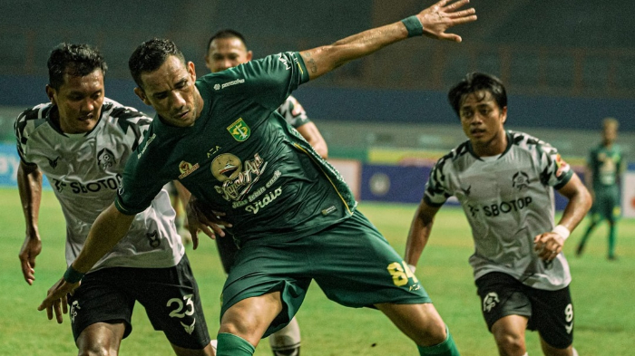 striker-persebaya-surabaya-jose-wilkson-dikawal-pemain-tira-persikabo.jpg