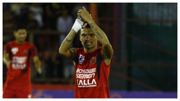striker-psm-makassar-ferdinand-sinaga-memberikan-penghormatan-kepada-pendonton.jpg