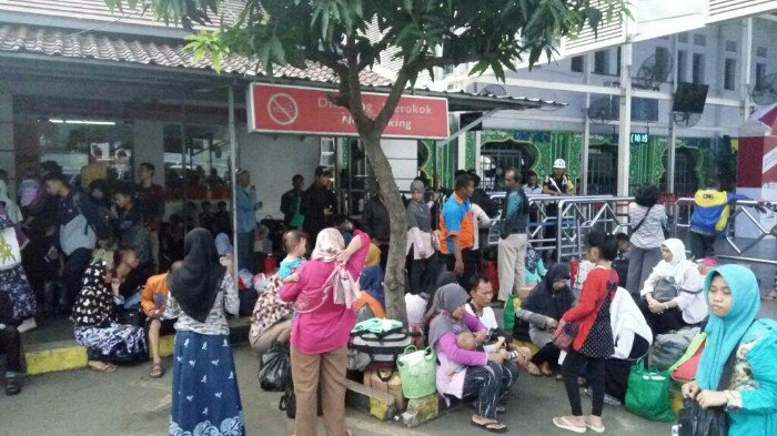 suasana-kepadatan-pengunjung-stasiun-senen_20170619_192334.jpg