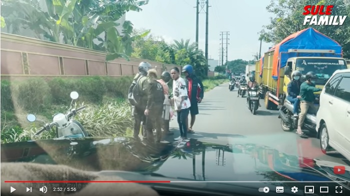 sule-tak-sengaja-buat-macet-karena-tolong-pengendara-motor.jpg